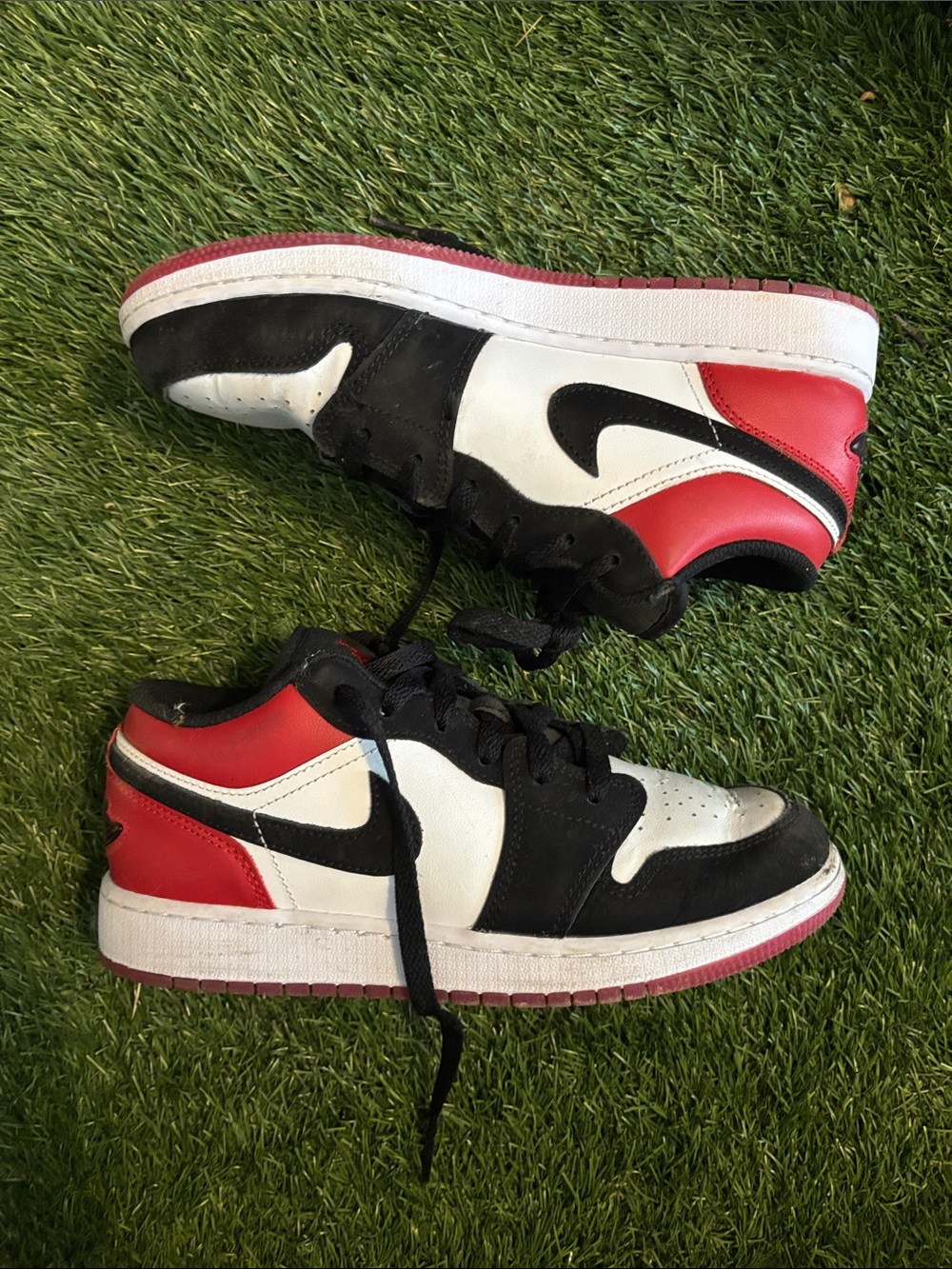 Jordan Kids Black, White and Red Low-Top Sneakers